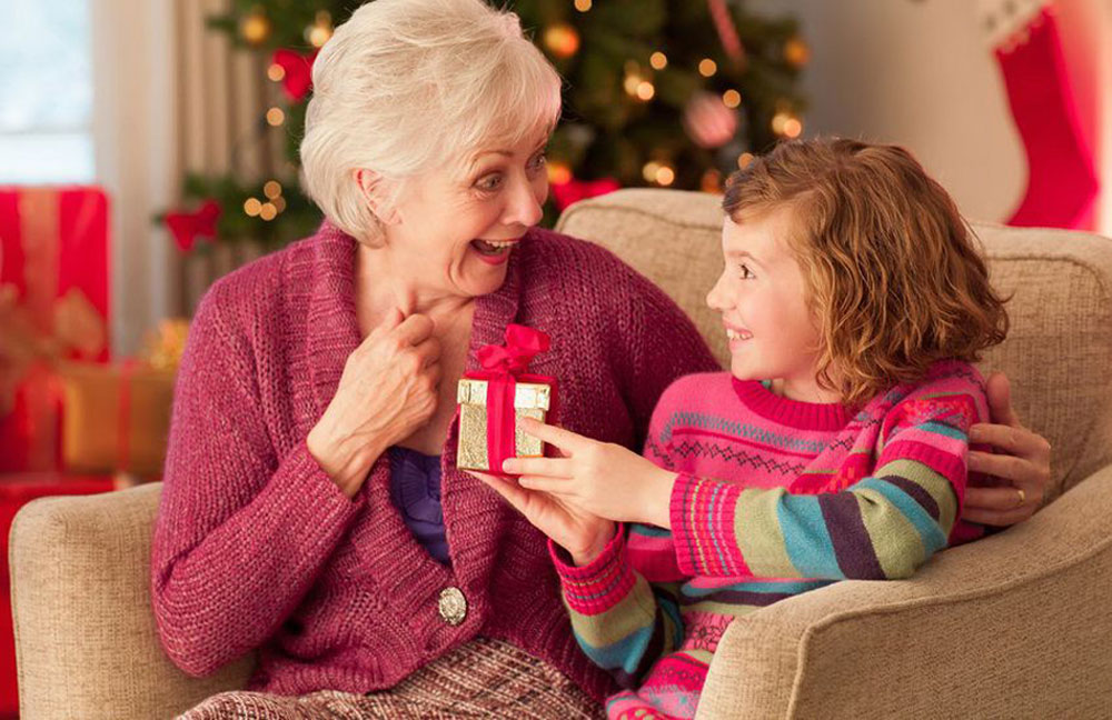 59 идей, что подарить бабушке на Новый год 2024 + список подарков и советы