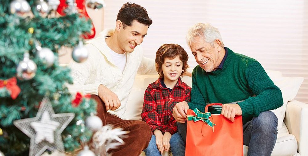 51 идея, что подарить дедушке на Новый год 2024 + список подарков и советы